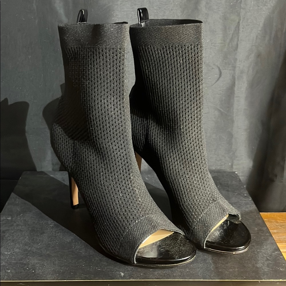 Elegant Black Rogue Helium Textured Ankle Boots Size 9